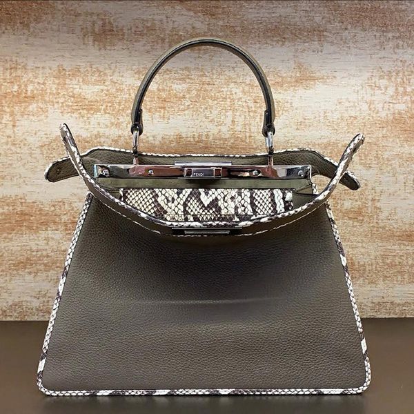 新作!フェンディ ピーカブー アイシーユー ミディアム バッグ 偽物8BN321AHJ7F1F1X